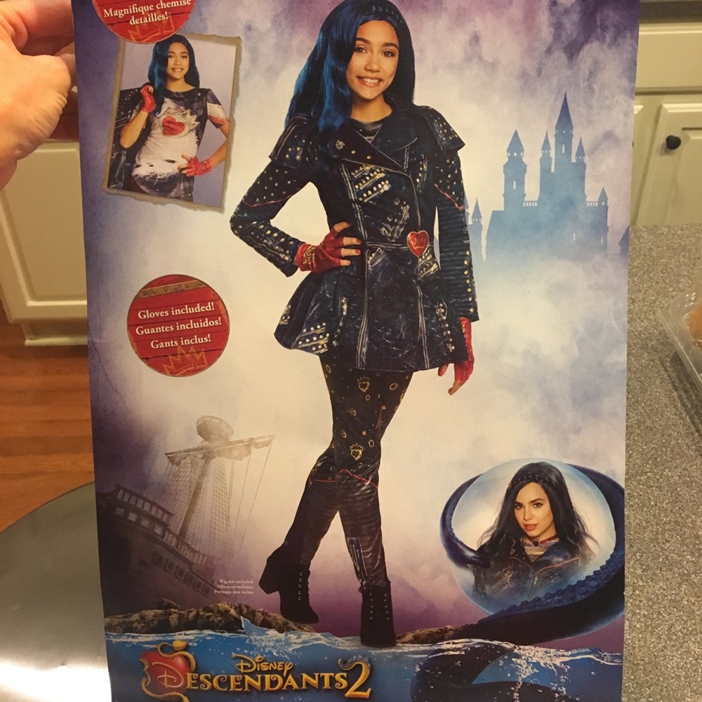 Descendants Evie costume, size 7-8